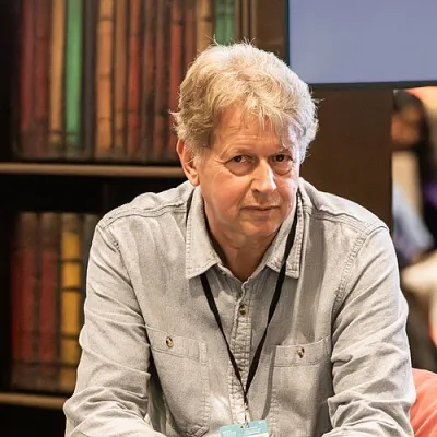 Peter F Hamilton